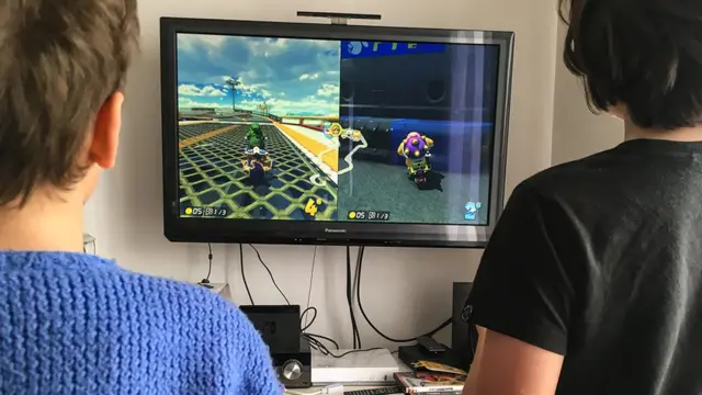 Дети играют в приставку