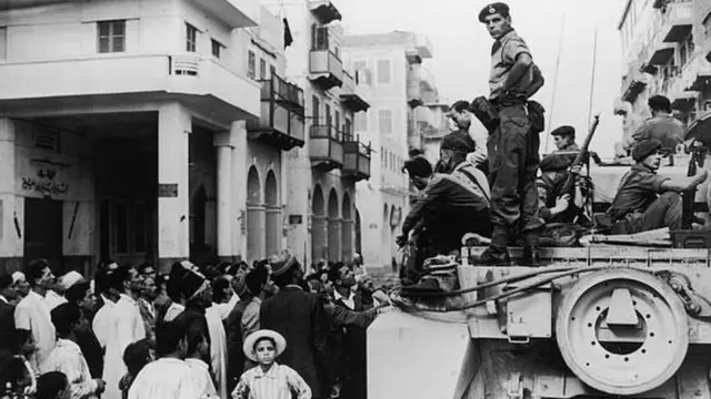 تجمهر مصري حول دبابة بريطانية في بورسعيد خلال أزمة السويس عام 1956