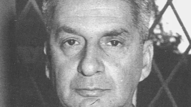 تیمسار حسن پاکروان پس از بازداشت آیتالله خمینی در اعتراضات سال ۱۳۴۲ بارها در منزلی که او در آن تحت مراقبت قرار داشت به ملاقاتش رفته بود