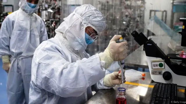 গবেষণাগারে বিজ্ঞানীরা কোভিড নিয়ে কাজ করছেন