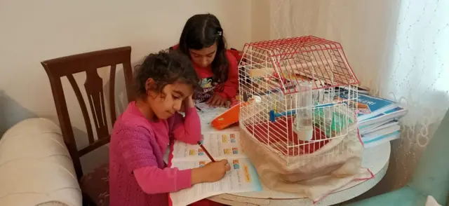 Diyarbakır'da evlerinde ders çalışan çocuklar