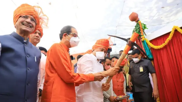 मुख्यमंत्री उद्धव ठाकरे यांच्याहस्ते आज मराठी भाषा भवनाच्या इमारतीचे भूमिपूजन झाले.