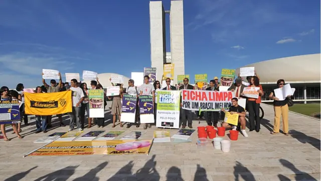 Em fotojogo do foguete na betano2010, manifestantes favoráveis ao projeto da Ficha Limpa mostram cartazesjogo do foguete na betanoBrasília