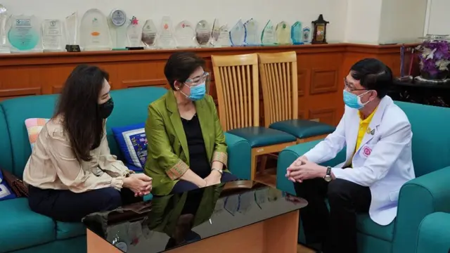 สมพร และชนาพรรณ จึงรุ่งเรืองกิจ พูดคุยกับผู้อำนวยการ รพ.ราชวิถี