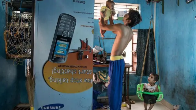 Pai levantando filho em casa