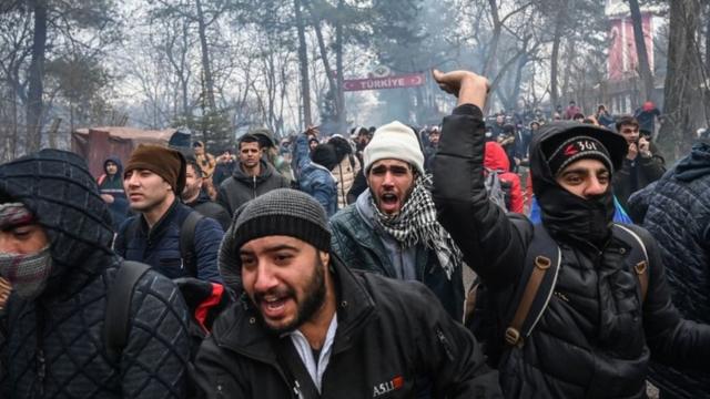 Мигранты пытаются прорваться через турецко-греческую границу