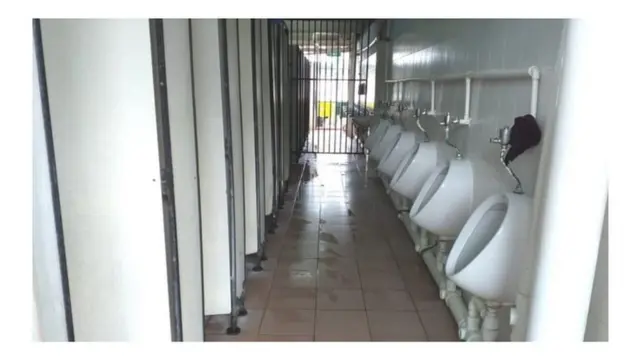 এই বাথরুমটি ১৮০ জন ব্যবহার করেন।