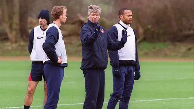 Arsene Wenger chats to Thierry Henry and Dennis Bergkamp during an Arsenal training session on March 23 2004