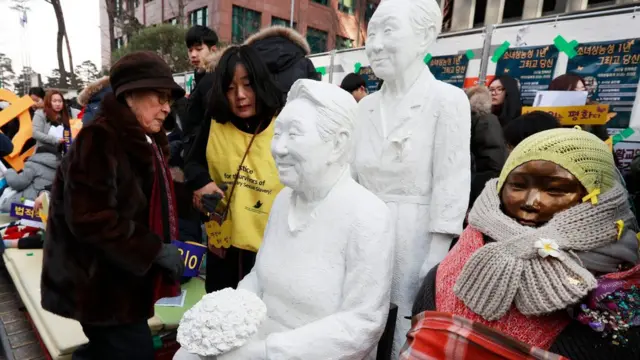 Памятник "женщинам для утешения" в Сеуле