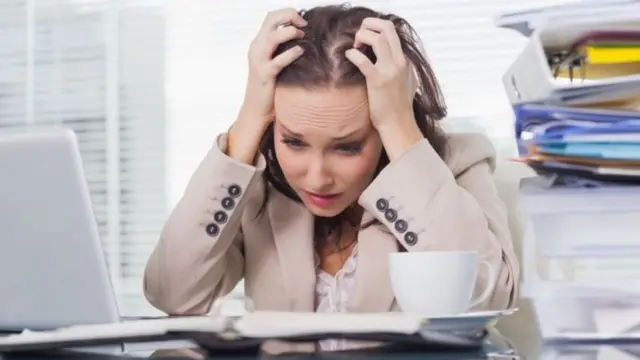 Mulher estressada no trabalho