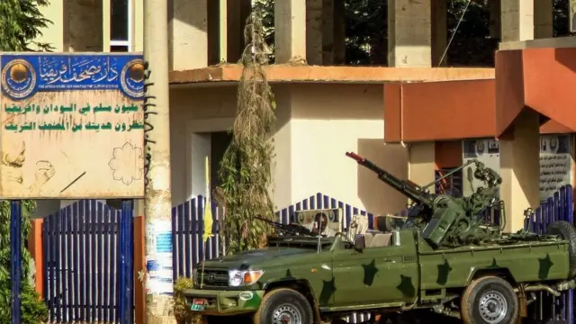 Osman i njegova porodica prešli su različite kontrolne punktove pod kontrolom paravojnih snaga