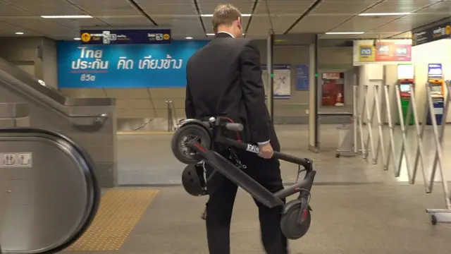 พอจะลงรถไฟใต้ดิน ชมิดท์พับสกูตเตอร์แล้วถือขึ้น