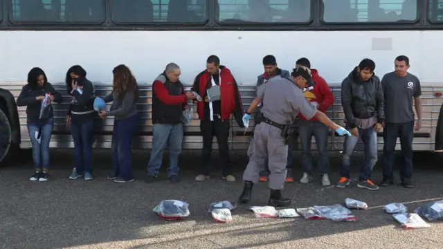 Inmigrantes siendo deportados de EE.UU.