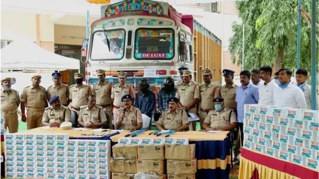 నిందితులను మీడియా ముందు ప్రవేశపెట్టిన పోలీసులు