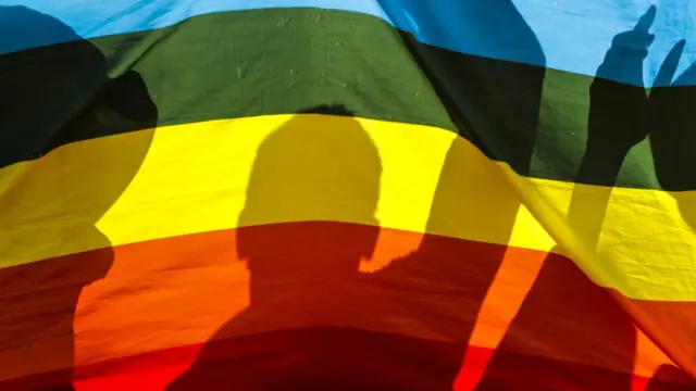 케냐 나이로비에서 열린 LGBT 집회에 참여한 사람들이 동성애를 상징하는 깃발을 들고 있다