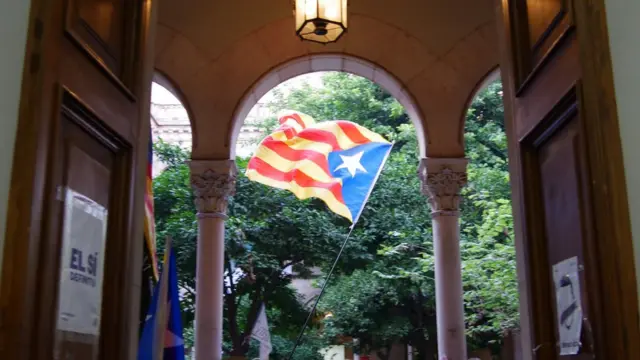Katalan bayrağı dalgalanırken