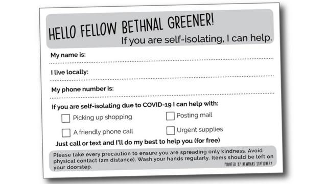 Cartão impresso em bairro de Londres oferecendo ajuda para buscar compras, enviar algo por correio, fazer uma ligação ou comprar suprimentos urgentes