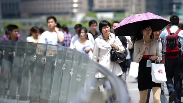 Trabajadores en el distrito financiero de Shangai.