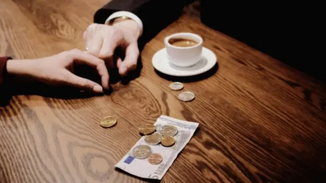 Pul, qəhvə və iki əl ilk görüşdə nə içməli ilk görüşdə nə yeməli