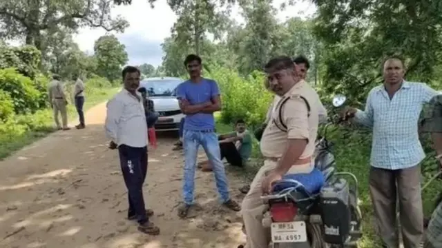 બાંધવગઢ ટાઈગર રિઝર્વ પાસેની એક ગામનો રસ્તો