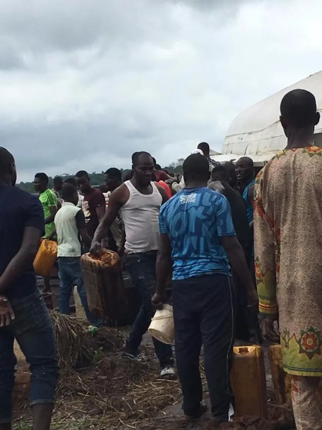 Ọkọ̀ náà kún fọ́fọ́ fún epo bẹ́ntiróòlù