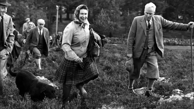 La reina Isabel II con su perro 'Wren' en las pruebas Open Stake Retriever en Balmoral. 6 de octubre de 1967