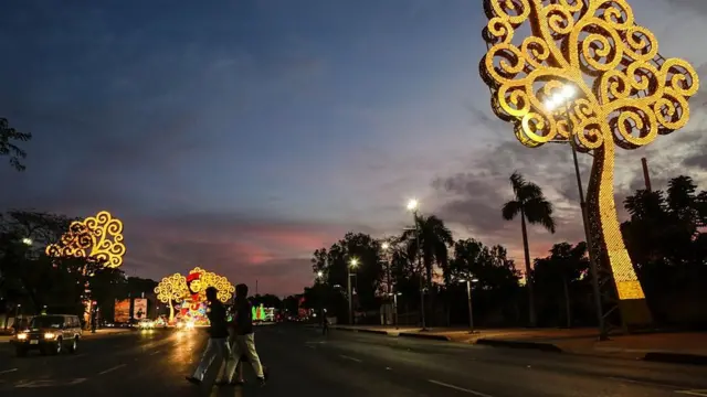 Panorámica de la Avenida Bolívar, sobre la que se alza el monumento a Chávez.