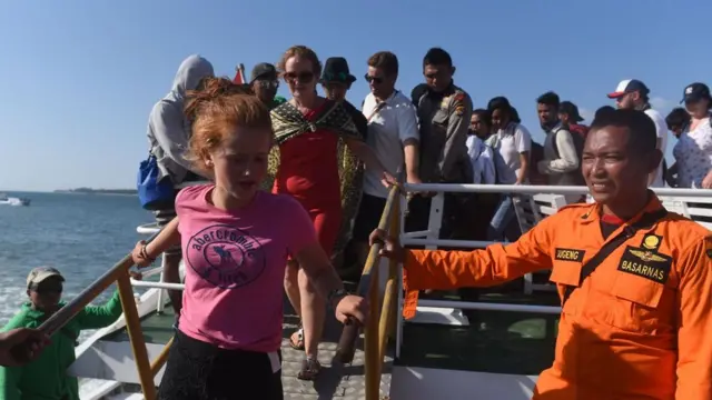 Sejumlah wisatawan mancanegara menuruni kapal cepat ketika tiba di Pelabuhan Bangsal, Lombok Utara, NTB, Senin (6/8).