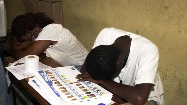 በሀይቲ ምርጫ ላ በፈረቃ የሚሰሩ ሰዎች