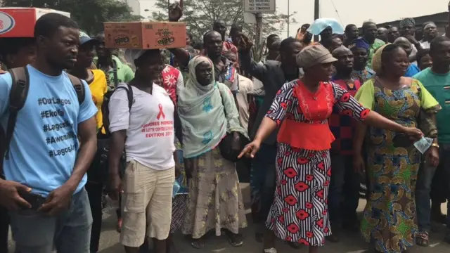 Awọn olugbe agbegbe Tarkwa Bay ti wọn di ẹru wọn silẹ