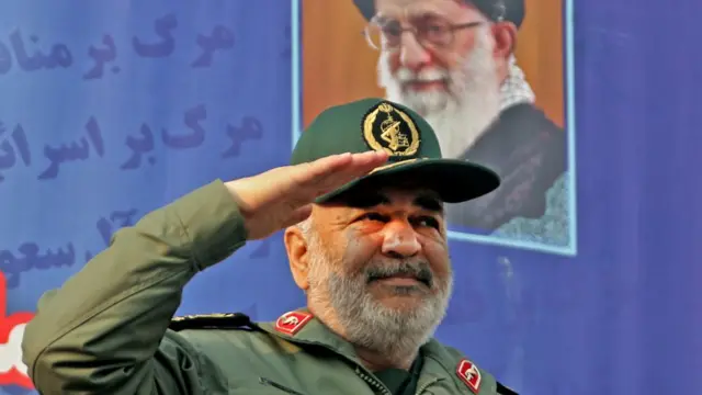 রেভল্যুশনারি গার্ডএর প্রধান মেজর জেনারেল হোসেইন সালামি তেহরানে সরকার পন্থী সমাবেশে জনতার উদ্দেশ্যে স্যালুট করছেন। ২৫শ নভেম্বর ২০১৯