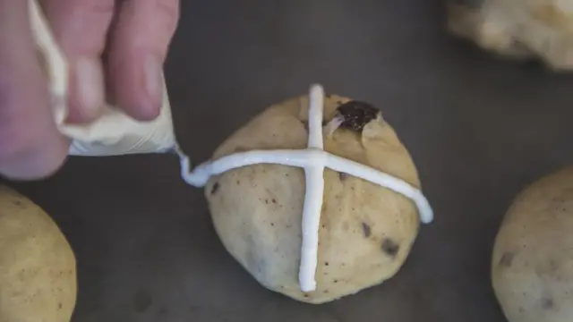 Крест на крестовых булочках