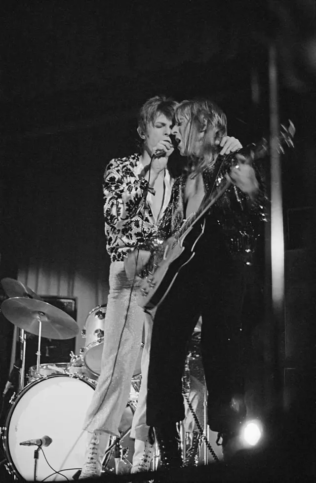 объятие Дэвида Боуи и его гитариста Мика Ронсона