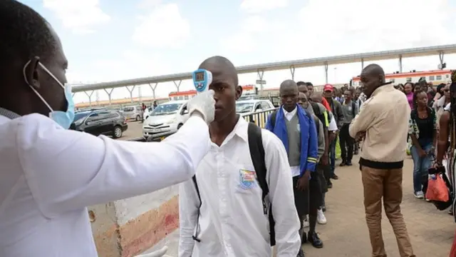Raia wakifanyiwa vipimo vya coronavirus Afrika