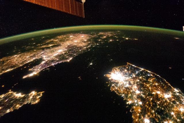 En esta imagen tomada desde la Estación Espacial Internacional en 2014 se observa a Pyongyang como una mancha de luz en medio de la oscuridad de Corea del Norte.