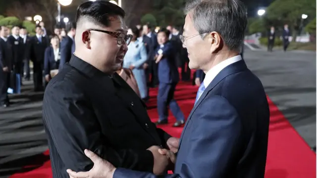 27일 판문점에서 환송 행사가 끝난 뒤 북으로 돌아가는 김정은 위원장을 문재인 대통령이 배웅하고 있다