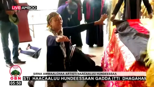 Une femme aux funérailles