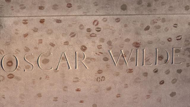 Marcas de lápiz labial en la tumba de Oscar Wilde