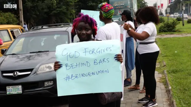 Obinrin pẹlu akọle lọwọ