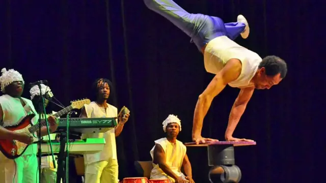 ታምሩ ሰርከስ በማሳየት ላይ