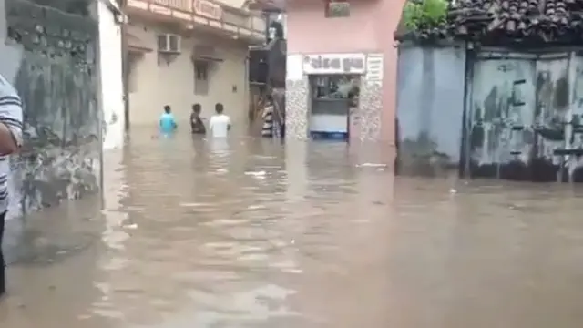 જામનગરમાં ભારે વરસાદને કારણે રસ્તા પર પાણી ભરાઈ ગયાં હતાં