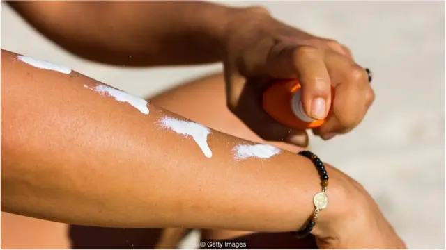 最常用的防晒剂被称为有机防晒剂，能够吸收紫外辐射，并将其转化为安全的形式。