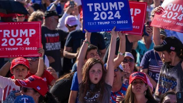美國前總統特朗普的年輕支持者在德克薩斯州韋科舉行的2024年競選集會上。他們舉著「特朗普 2024」的標語牌（2023年3月25日）