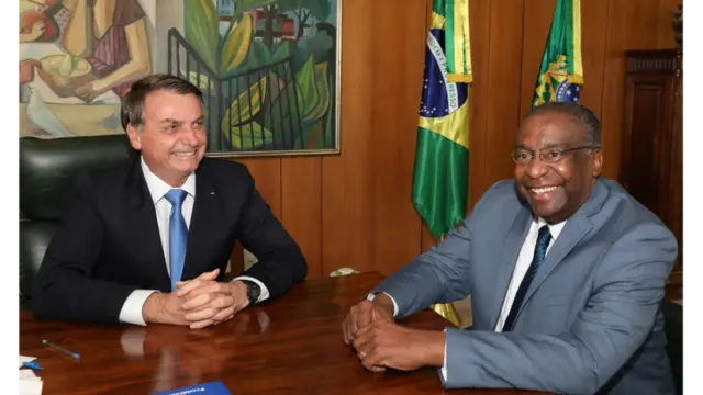 Bolsonaro sentado junto a Dcotelli