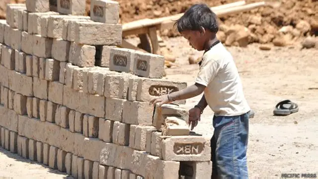 "ඔහු සිටිය යුත්තේ පාසලේය"