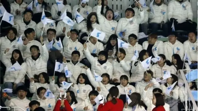 खेल देखने आई भीड़