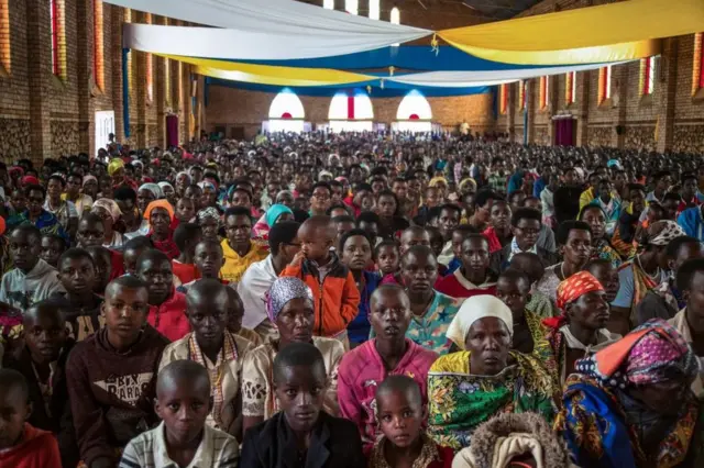 Mabiya darikar Katolika, na yin addu'o'i a majami'ar La paroisse Saint Aloys d'Ijenda a yankin Ijenda, da ke Burundi.