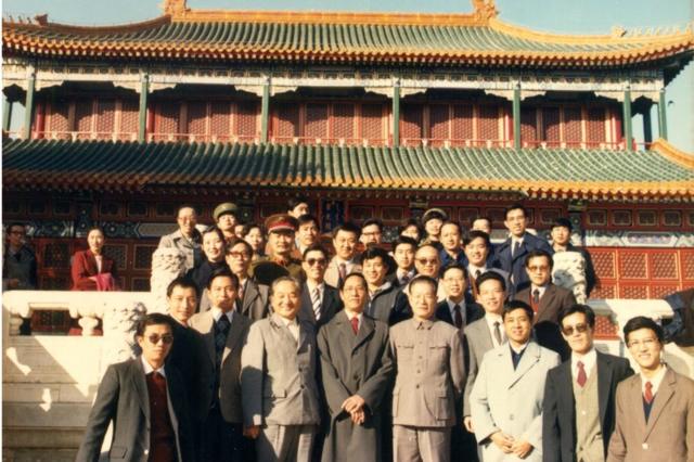 鲍彤与中共中央政治体制改革办公室全体工作人员在中南海紫光阁合影，1987年11月。