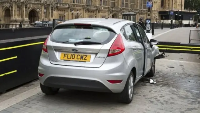 Di car for di accident site