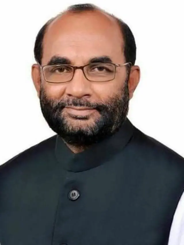 শ. ম. রেজাউল করিম, গৃহায়ণ ও গণপূর্ত মন্ত্রী।